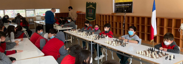 Estudiantes de 1° a 8° básico del CS Emprendedores participan en torneo simultáneo de ajedrez con destacado maestro nacional