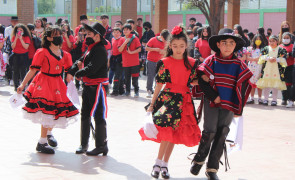 CS Quilicura realiza acto de celebración de Fiestas Patrias con concursos, bailes y juegos típicos