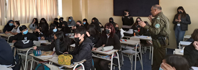 Estudiantes de 7° y 8° básico del TDG Lo Prado participan en charla de responsabilidad penal dictada por Carabineros