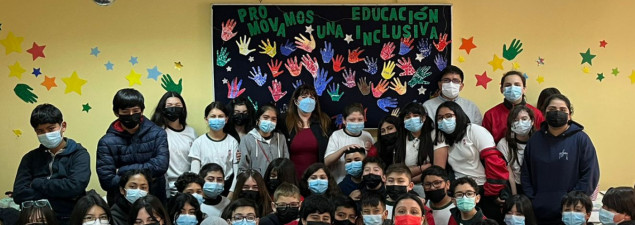 Estudiantes de 6° básico B del CS Pudahuel aprenden sobre lenguaje de señas para promover la educación inclusiva Estudiantes de 6° básico B del CS Pudahuel aprenden sobre lenguaje de señas para promover la educación inclusiva