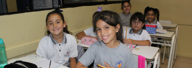 TDG La Granja implementa “chapitas” con colores del semáforo para ordenar retiro de estudiantes TDG La Granja implementa “chapitas” con colores del semáforo para ordenar retiro de estudiantes
