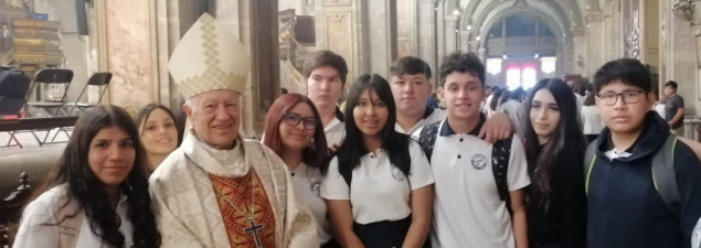 Estudiantes del Electivo de Religión 3º y 4º Medio asisten a la Catedral metropolitana de Santiago