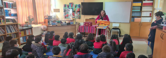 Niños y niñas de 2° básico A del CS Pudahuel disfrutan entretenido cuentacuentos junto a tallerista nacional