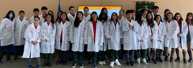 Estudiantes de la Academia de Ciencias del CSE reciben su “bata del científico” Estudiantes de la Academia de Ciencias del CSE reciben su “bata del científico”