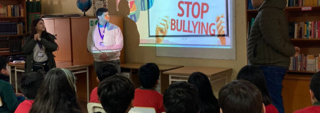 Estudiantes de 5° básico del CS Quilicura participan en charla “Stop Bullying” Estudiantes de 5° básico del CS Quilicura participan en charla “Stop Bullying”