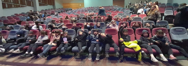 Estudiantes de 1° básico del TDG Lo Prado disfrutan obra de teatro musical en salida pedagógica