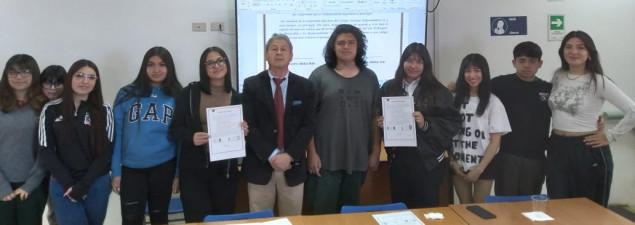 Representantes estudiantiles del CS Emprendedores firman “Código de Honor” para celebrar el 14° Aniversario del establecimiento