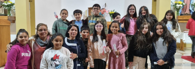 Estudiantes de primer año de Catequesis del CS Pudahuel elaboran pergaminos con el Padre Nuestro