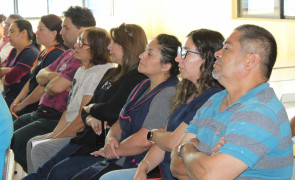 Funcionarios del TDG La Granja participan en charla sobre prevención del acoso laboral con experta en la materia
