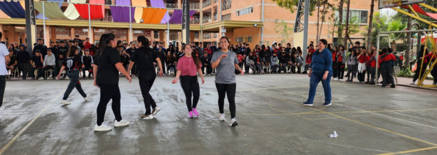 Docentes y estudiantes de 3° medio del CS Quilicura realizan campeonato de baby-fútbol interno