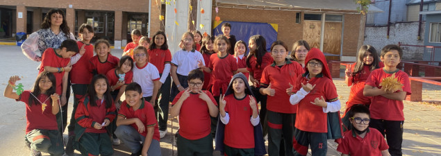 Taller de Arte y Dibujo de 3° y 4° básico del CS La Florida crea intervención con hojas de otoño