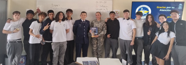 Escuela de Especialidades de la FACH visita el TDG Lo Prado para brindar charla de orientación vocacional
