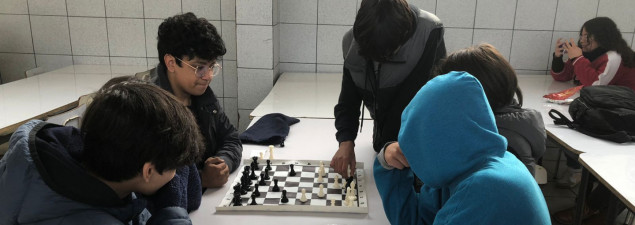 Estudiantes del TDG El Bosque disfrutan juegos de mesa durante los recreos Estudiantes del TDG El Bosque disfrutan juegos de mesa durante los recreos