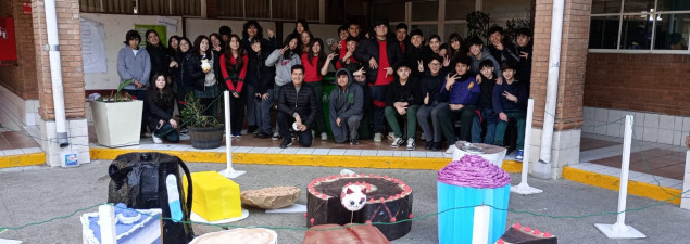 Estudiantes de 8° básico del CS La Florida realizan “intervención urbana” en Artes Visuales Estudiantes de 8° básico del CS La Florida realizan “intervención urbana” en Artes Visuales