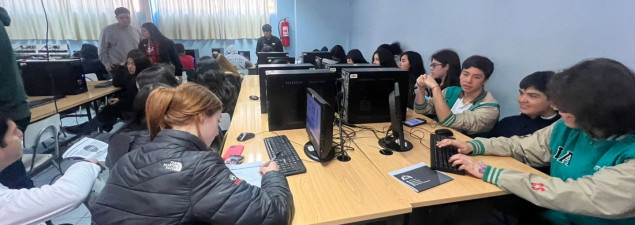 Estudiantes de 4° medio del CS La Florida completan su FUAS con acompañamiento y charla profesional al respecto Estudiantes de 4° medio del CS La Florida completan su FUAS con acompañamiento y charla profesional al respecto