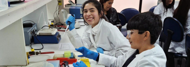 Estudiantes del TDG Lo Prado extraen su ADN en sesión práctica de Biología Molecular Estudiantes del TDG Lo Prado extraen su ADN en sesión práctica de Biología Molecular