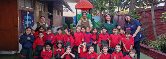 Colegio Santiago fortalece redes de apoyo con visita formativa de Carabineros