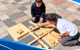 Juegos de mesa gigantes transforman los recreos en espacios de encuentro y sana convivencia educativa